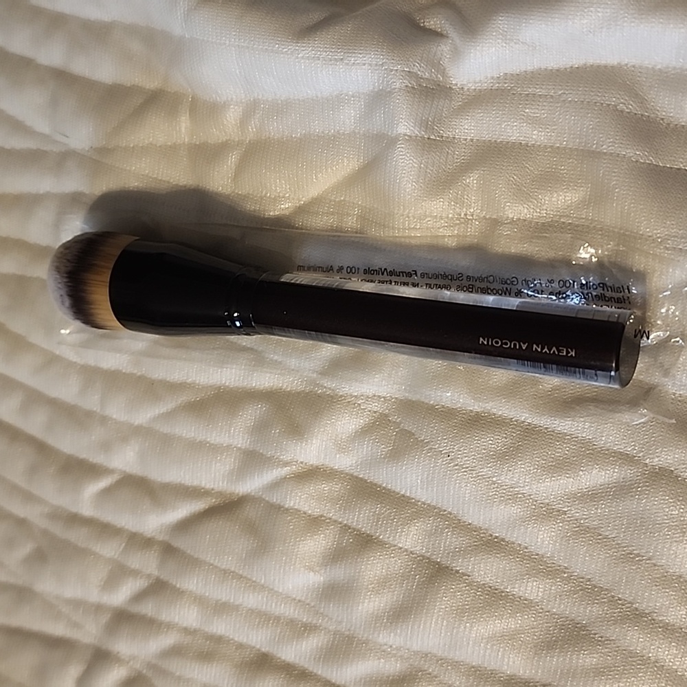 Kevyn Aucoin makeup brush